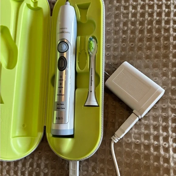 Philips Sonicare Toothbrush with Lime Green Case. NEVER USED
